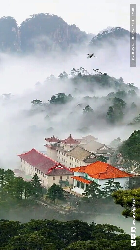 云霧繚繞中的中式古建筑