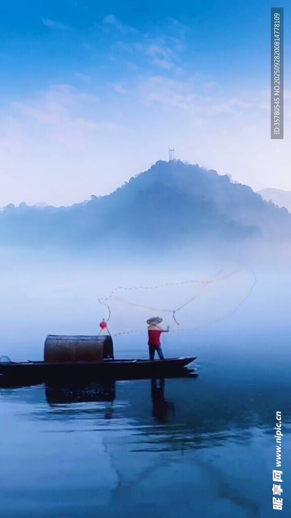 霧中泛舟的悠然山水景
