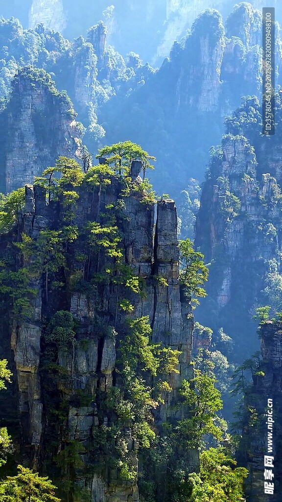 壯麗奇峻的山峰景觀