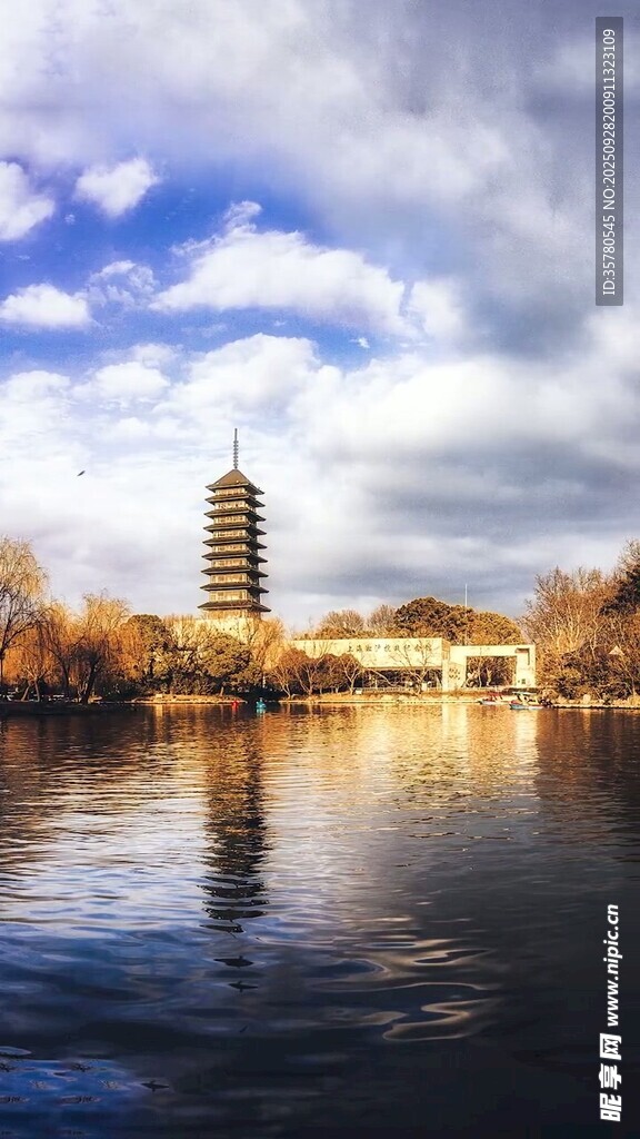 湖畔古塔映藍(lán)天碧水