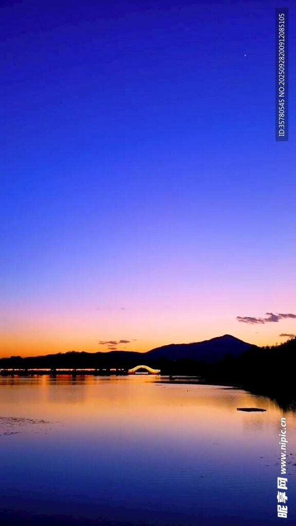 湖畔日落美景