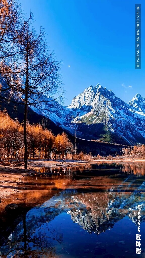 秋日湖畔雪山美景