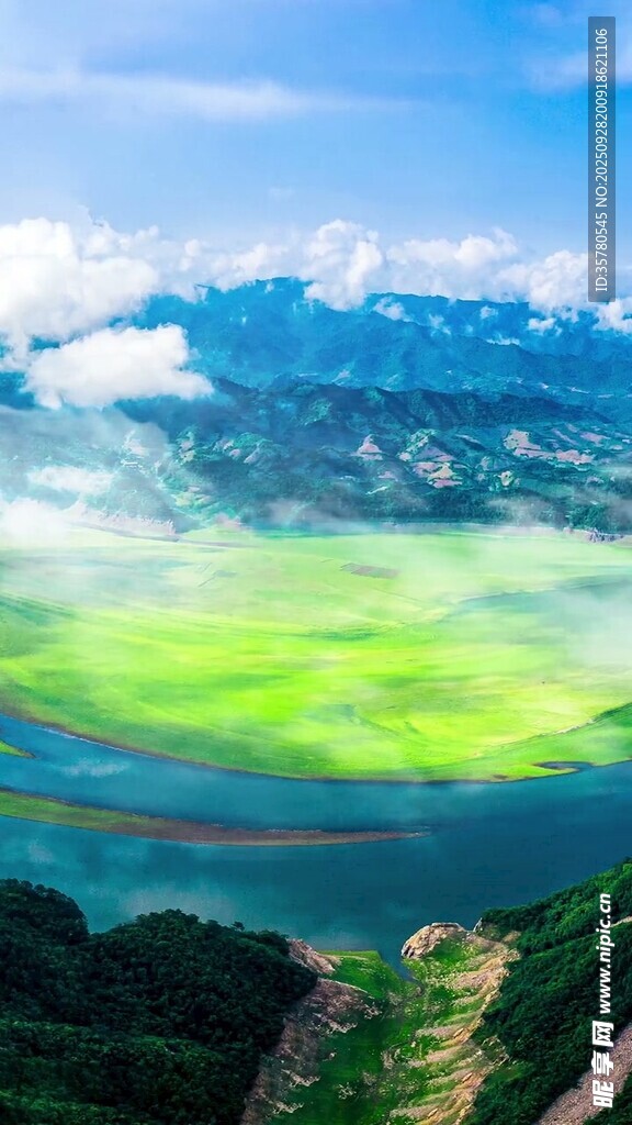 壯麗山河間的翠綠湖泊
