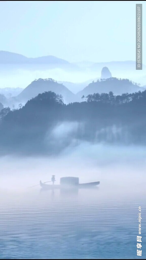 江上霧景中的孤舟
