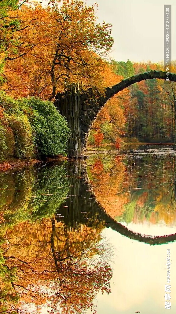 秋日湖畔美景