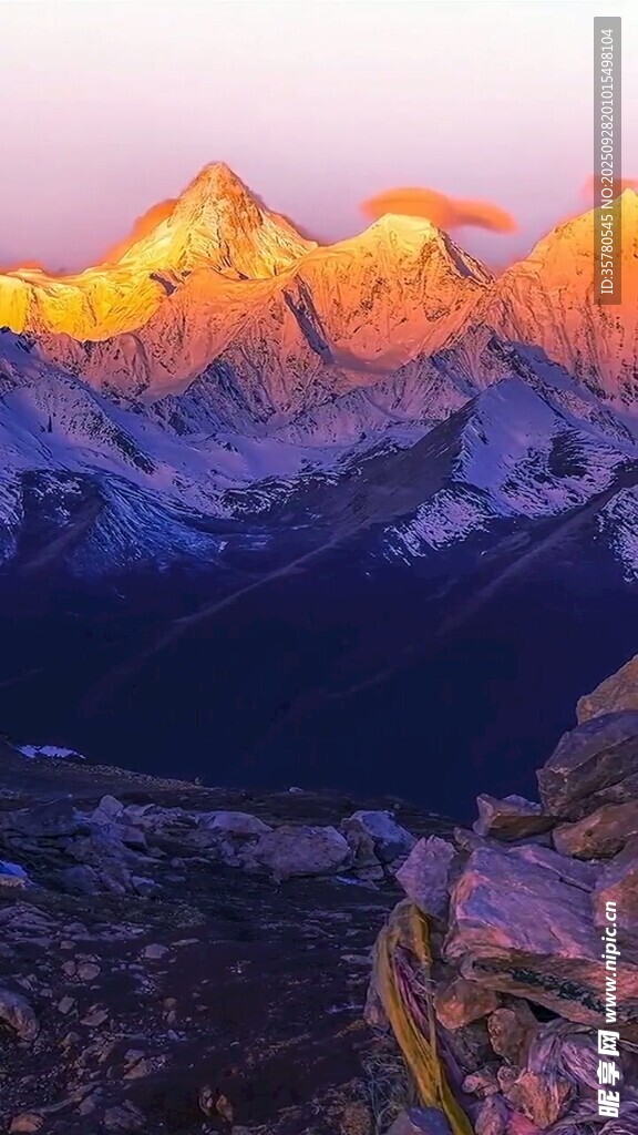 日出映耀壯麗雪山美景
