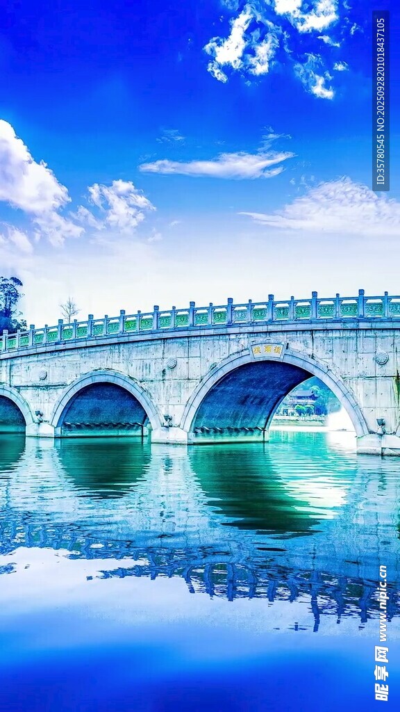 古橋映碧水藍(lán)天美景