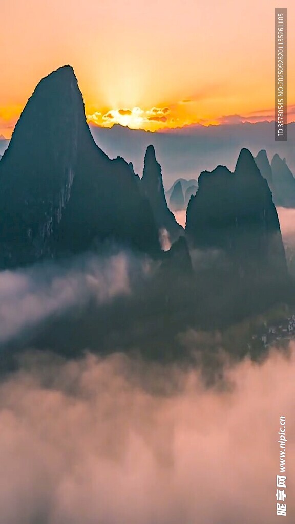 日出云海中的壯麗山巒