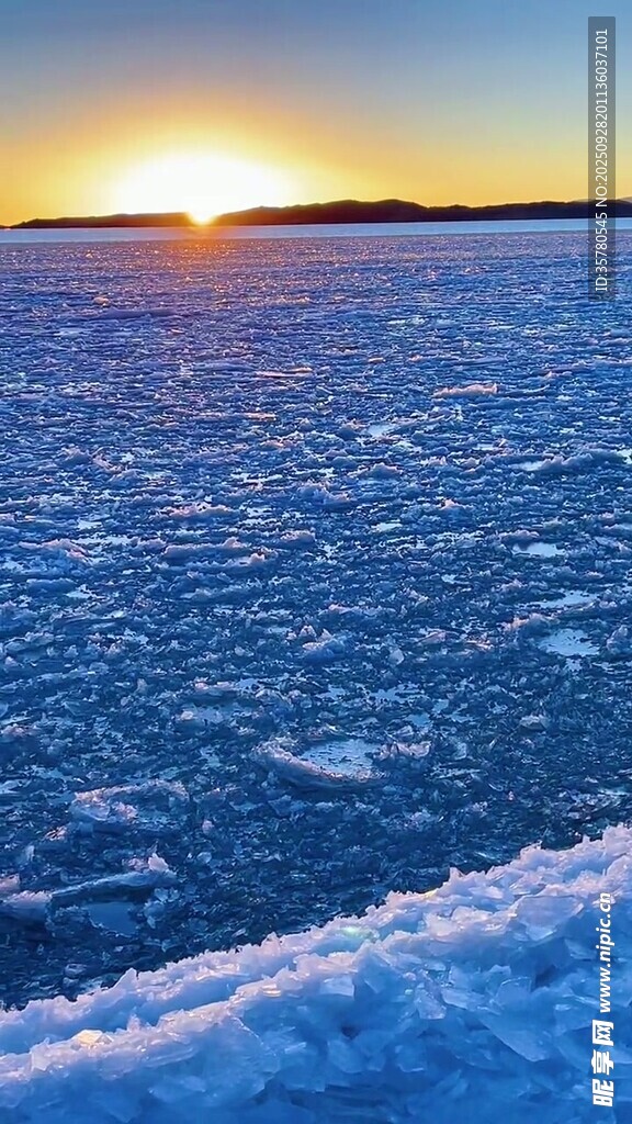 夕陽下的冰封湖面美景