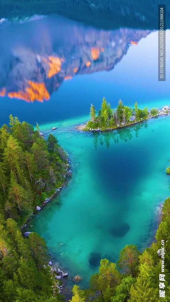 夢幻湖景中的蔥郁山林