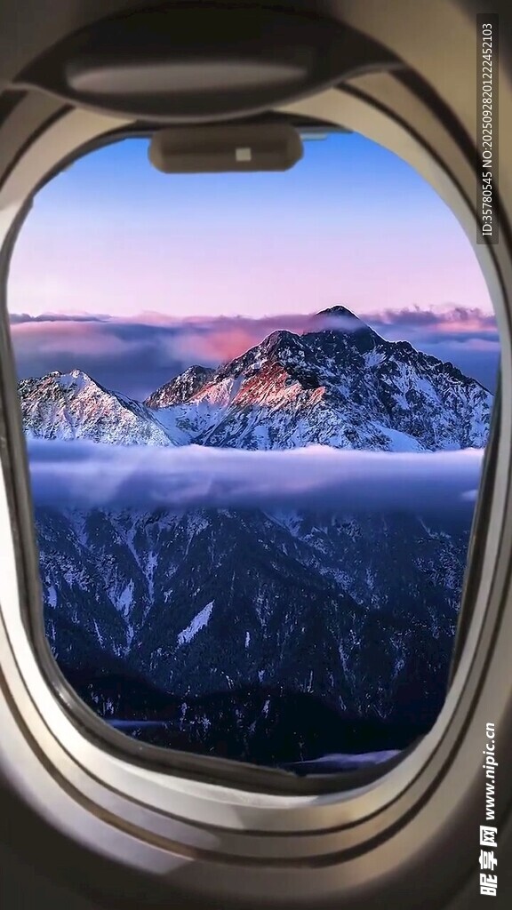 機(jī)窗外的壯麗雪山景觀