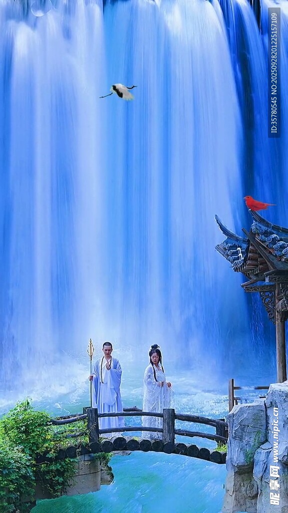 橋上佳人伴飛瀑美景
