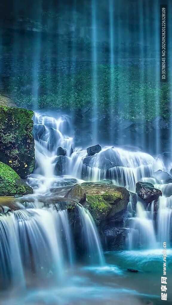 山間靈動(dòng)小瀑布美景