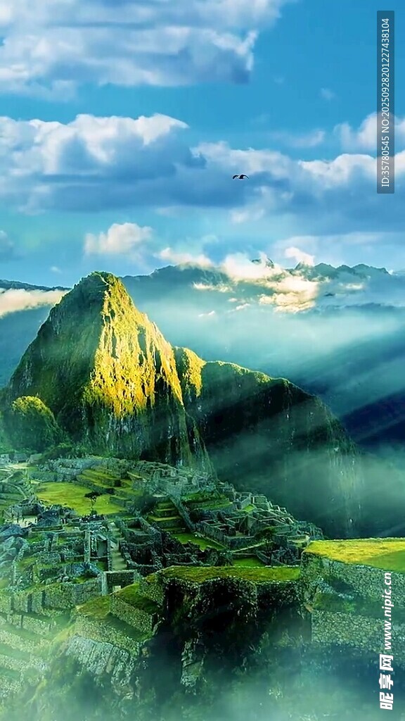 云霧中的神秘山峰景觀