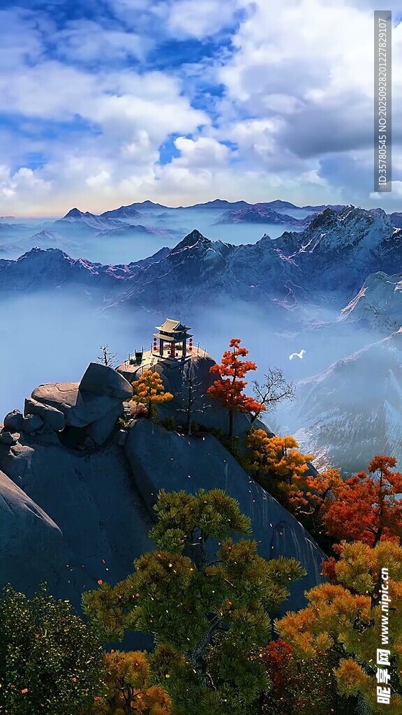 秋日山巔城堡云海美景