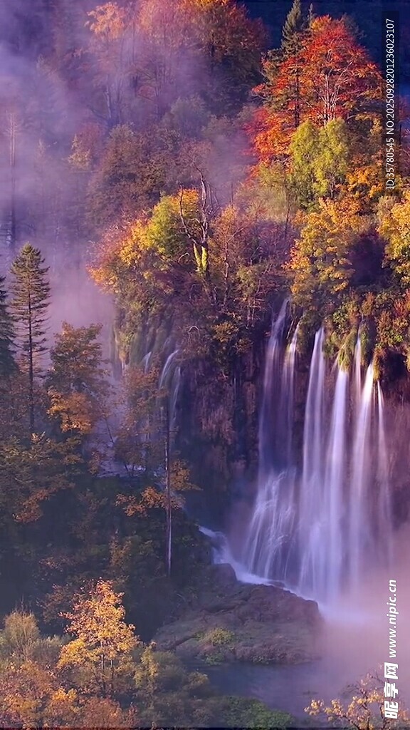 秋日飛瀑山林美景