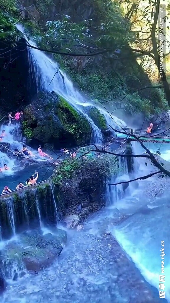 山間潺潺溪流瀑布美景