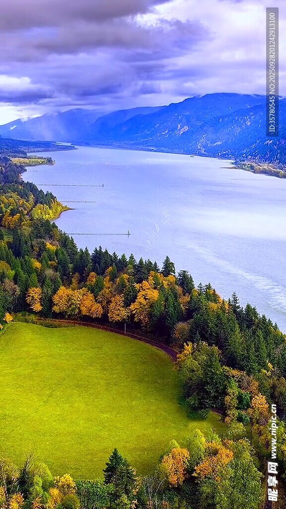 秋日湖畔美景