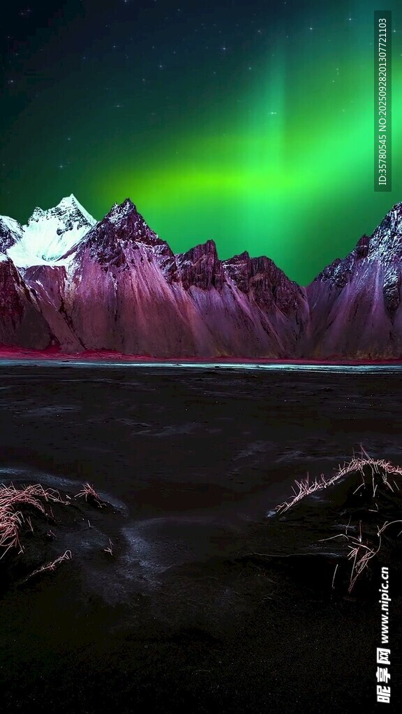 極光下的壯麗山脈景觀