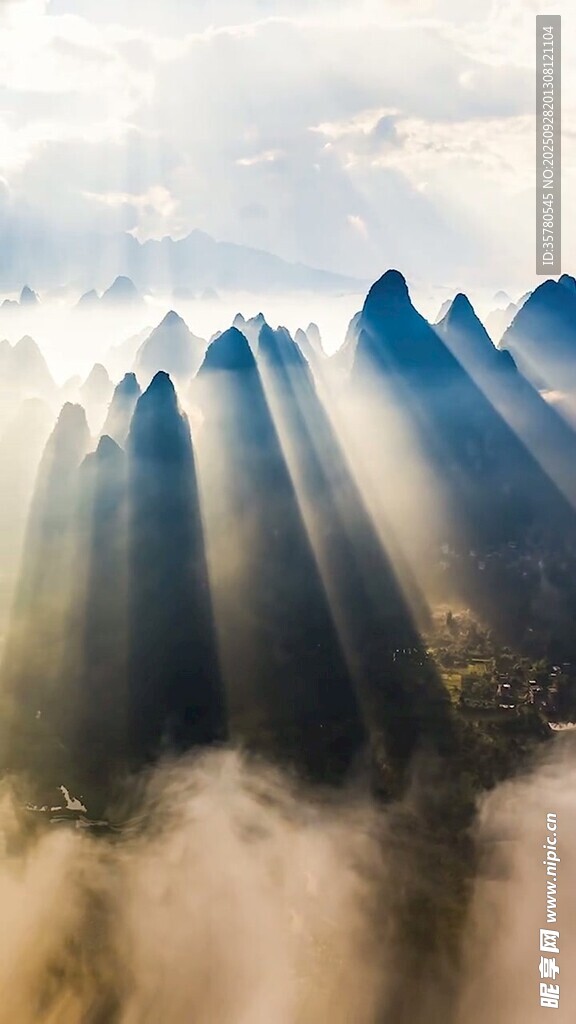 山間云海晨光美景