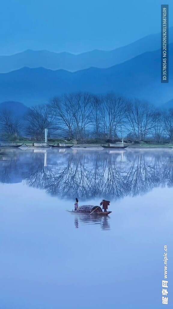 湖光山色中雙鹿漫步