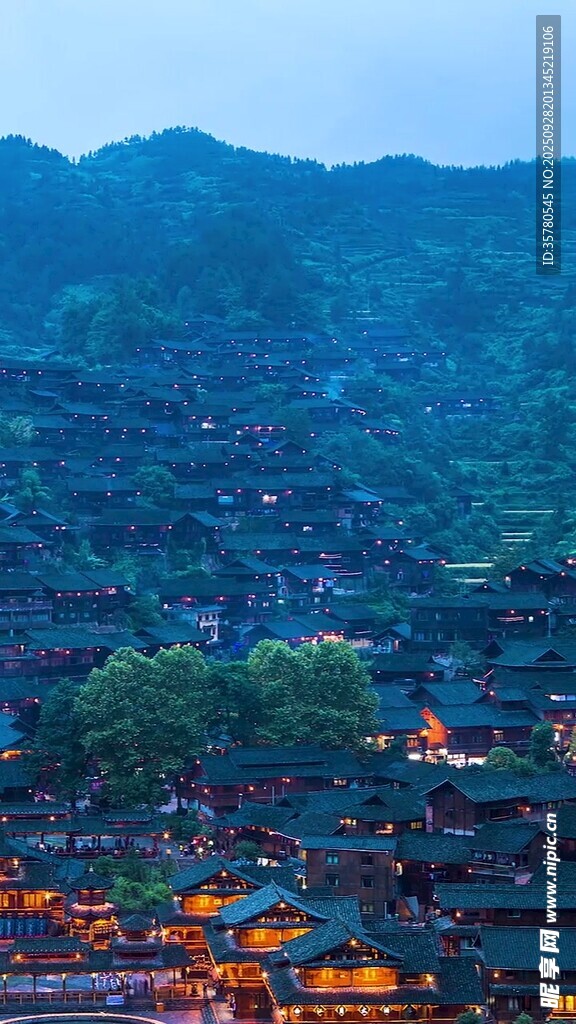 山間燈火璀璨的村落夜景