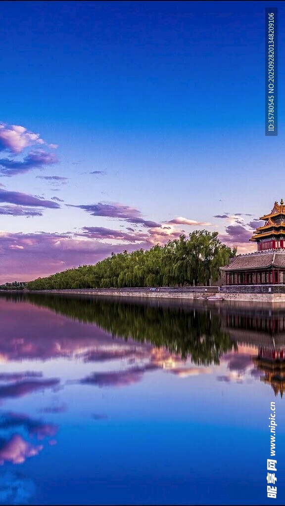 湖畔古建筑倒影美景