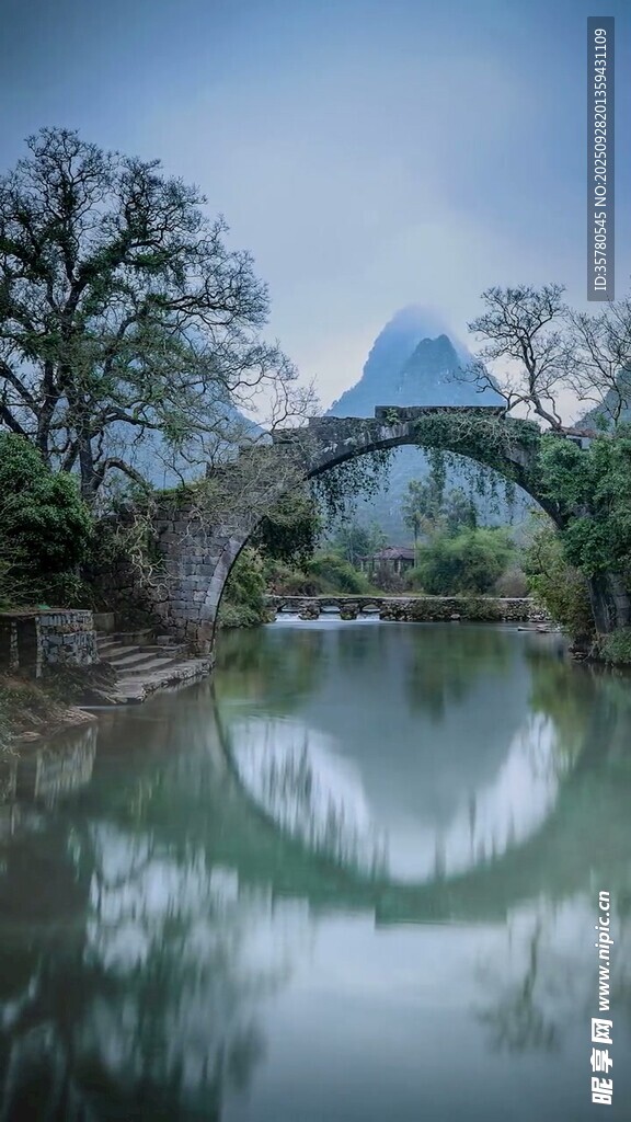 山水間的石拱橋倒影美景