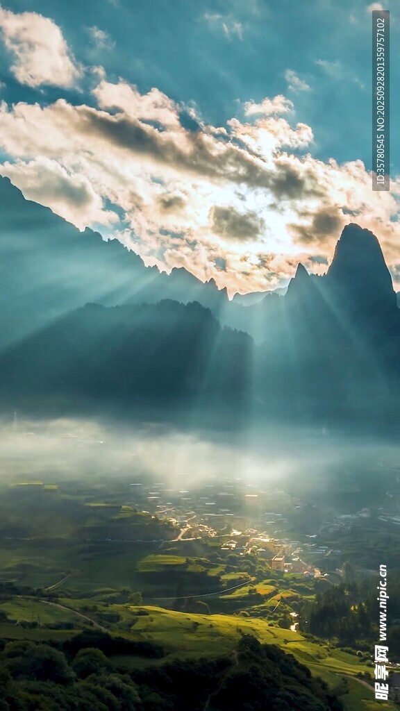 陽光穿透云層照耀大地