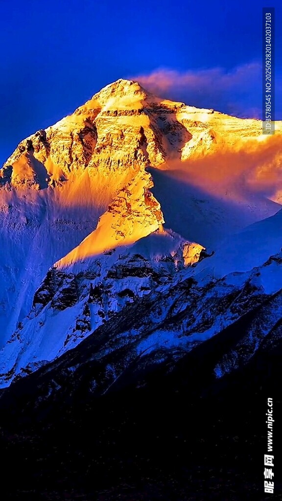 日照金山下的壯麗雪山
