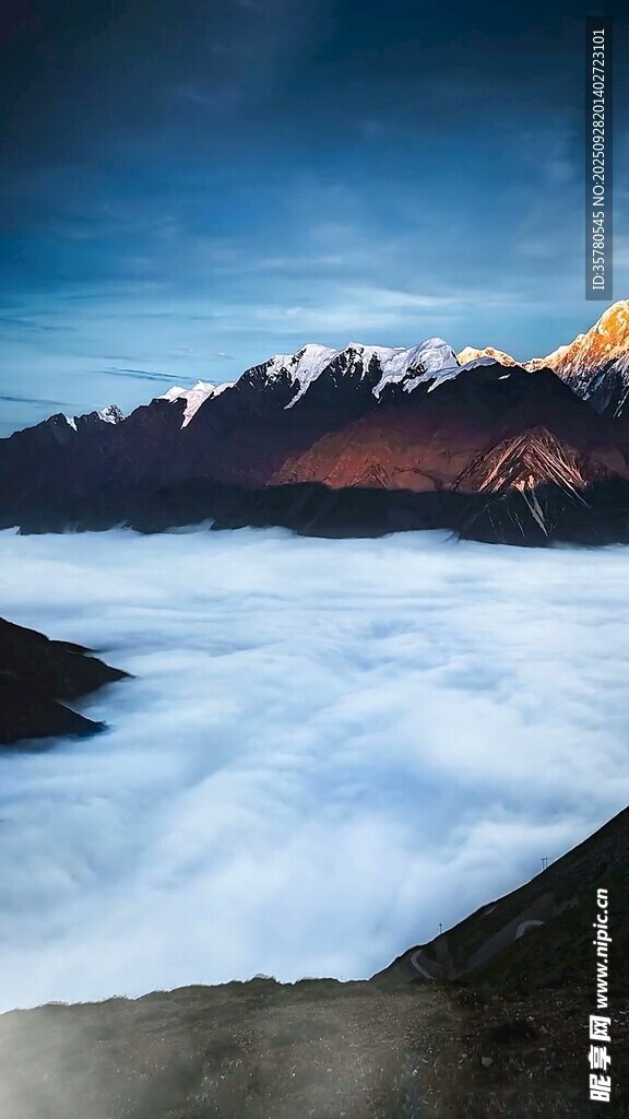 云海環(huán)繞的壯麗雪山景觀