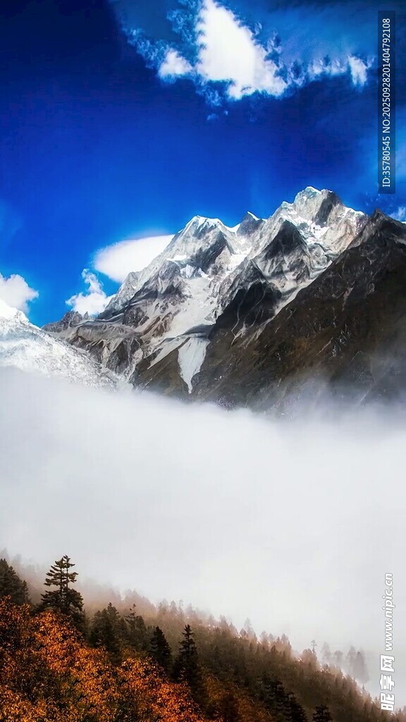 雪山云海間的壯麗景致