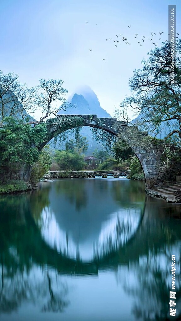 山水間的石拱橋倒影美景