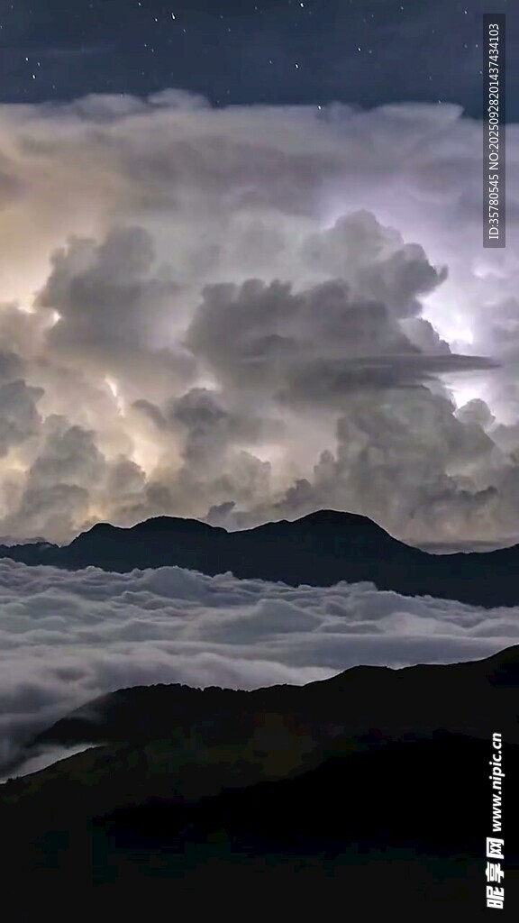 山間云海閃電壯麗景觀