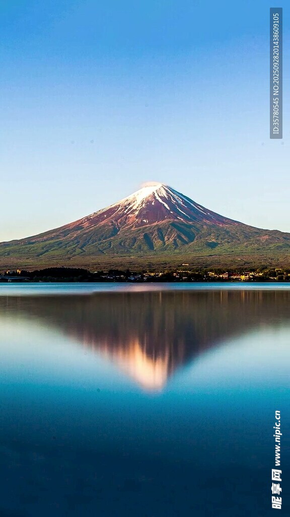 富士山倒影于寧靜湖面