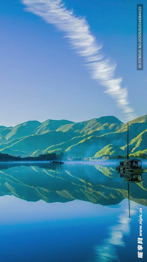 湖光山色間的夢幻云帶