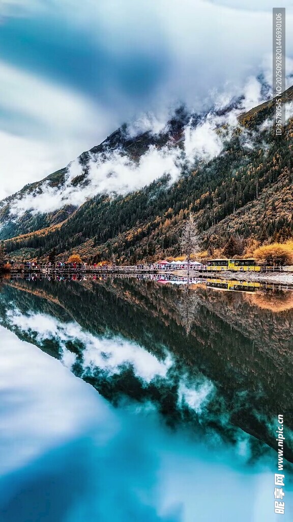 山水倒影的靜謐湖景