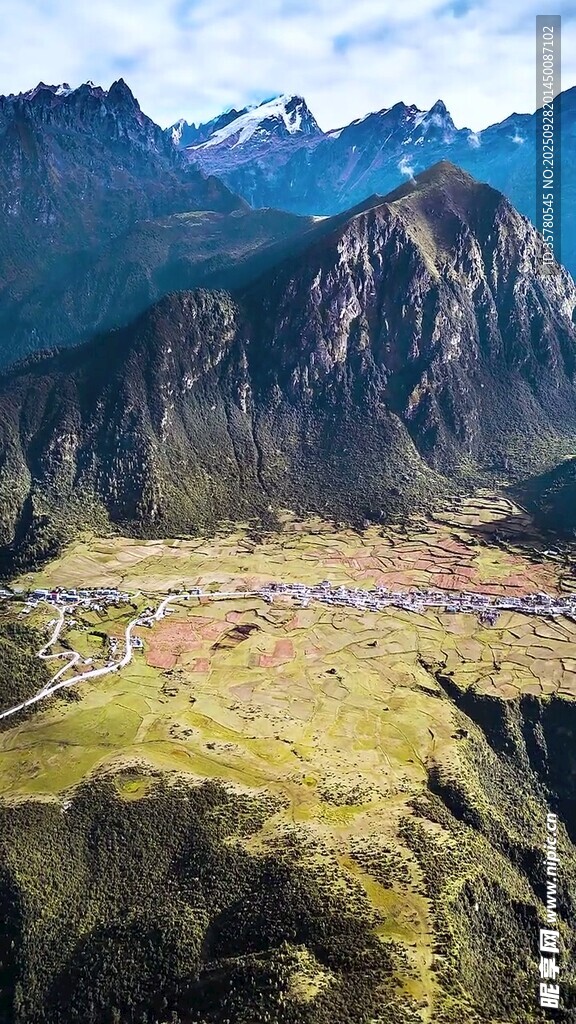 山谷中的壯麗山脈景觀
