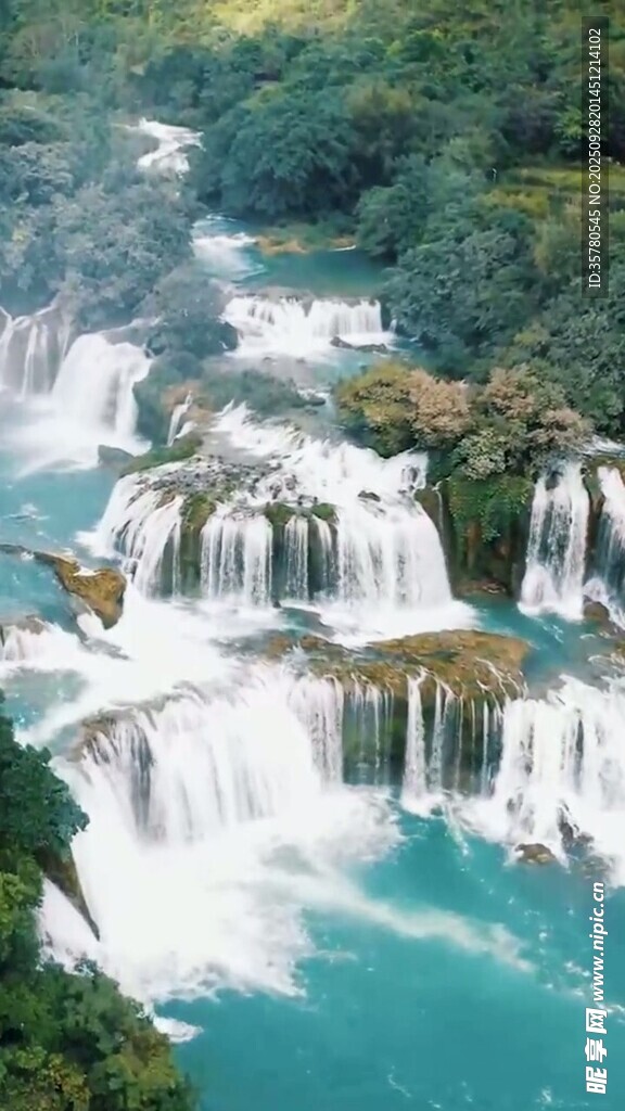 壯麗瀑布與碧綠山水景觀
