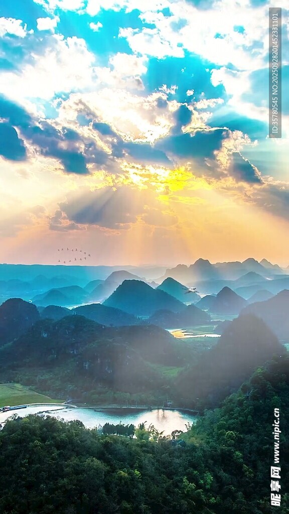 壯麗山間日出美景
