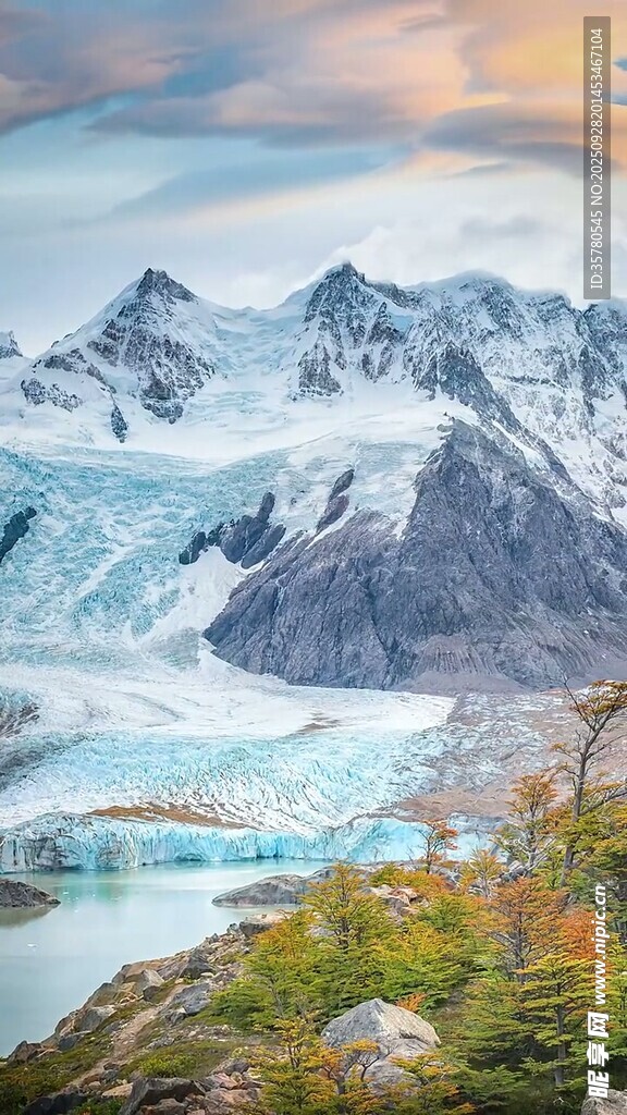 壯麗雪山下的多彩自然景觀