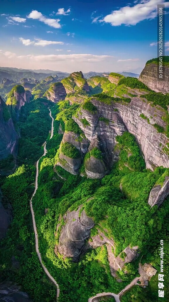 山間綠野蜿蜒公路美景