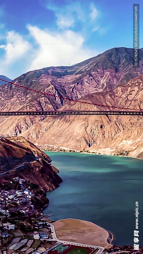 壯麗峽谷中的碧綠湖水