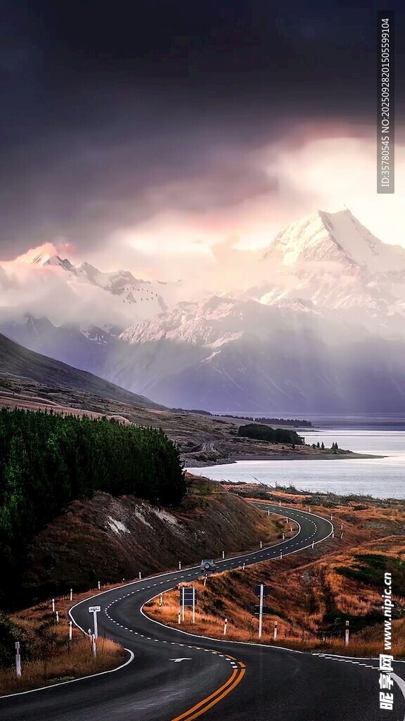 蜿蜒公路旁的壯美湖山景色