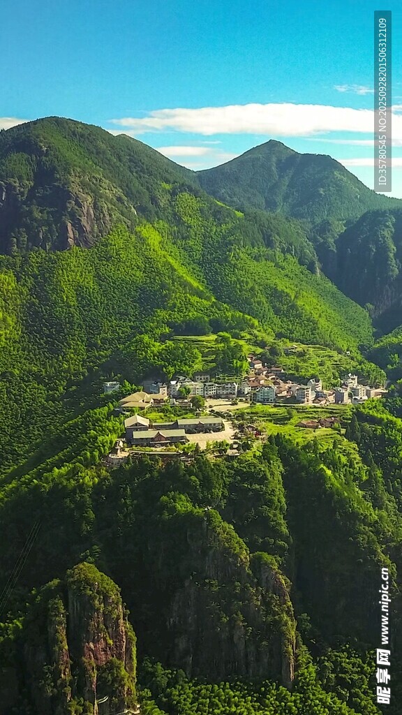 山間村落藏于翠綠群山間