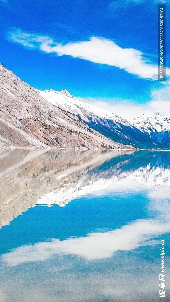 藍(lán)天雪山下的靜謐湖面