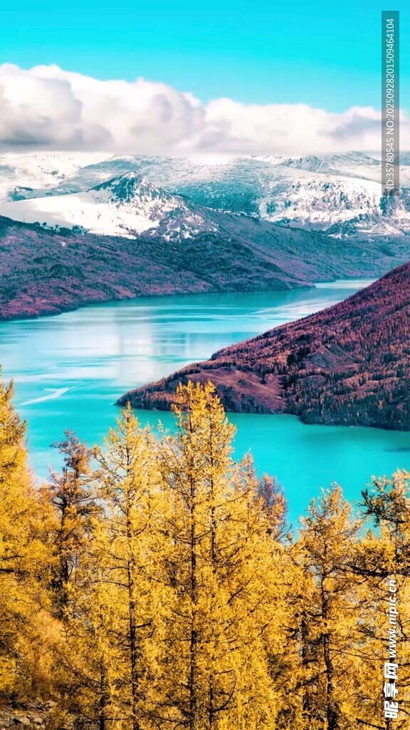 秋日湖畔山林美景