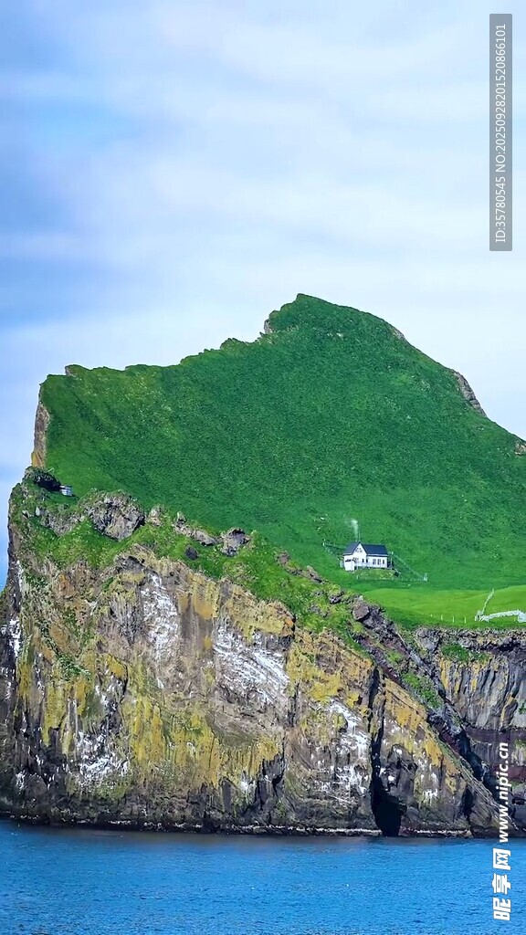海邊綠崖上的小屋