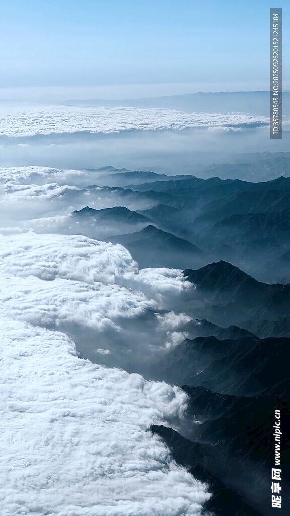 高空俯瞰壯麗雪山云海