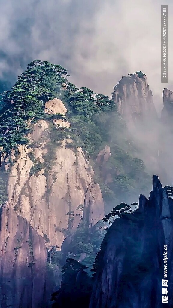 云霧繚繞的壯麗山峰